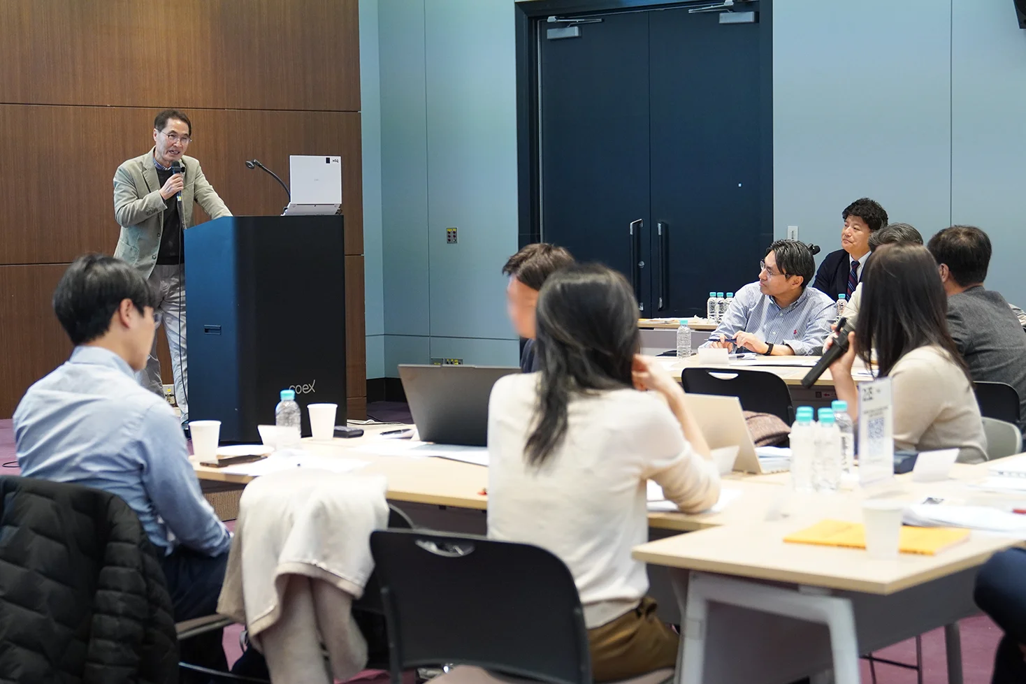 Q&A현장사진. 여성세무사와 배택현세무사가 질답중이다.