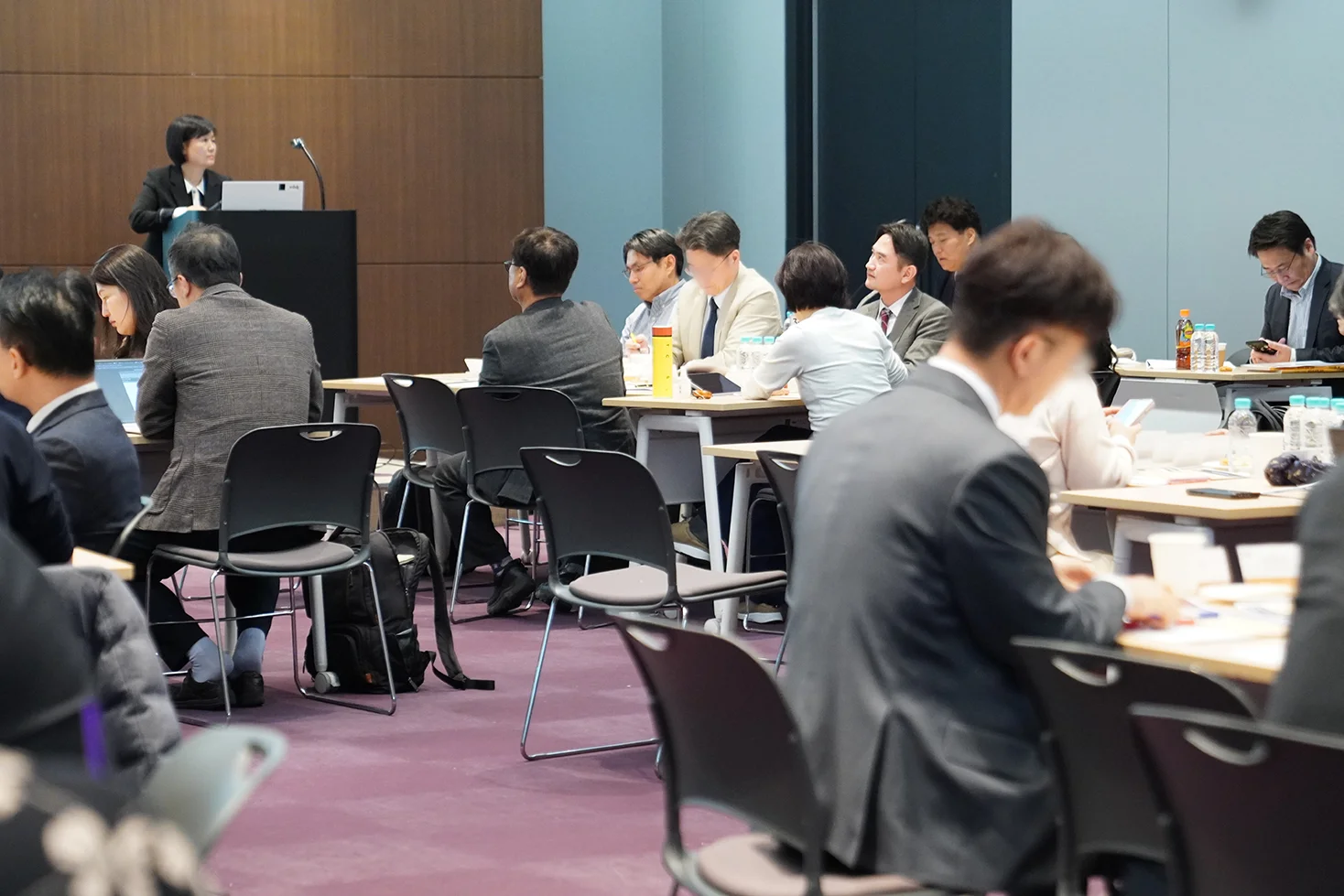 TAG We 메인세션에서 집중하고 있는 세무사들을 멀리서 촬영한 사진