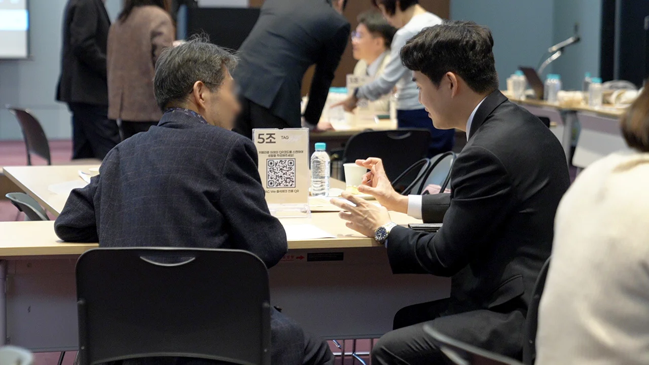 쉬는시간 중 이야기를 나누는 세무사와 기업의별 센터장의 사진