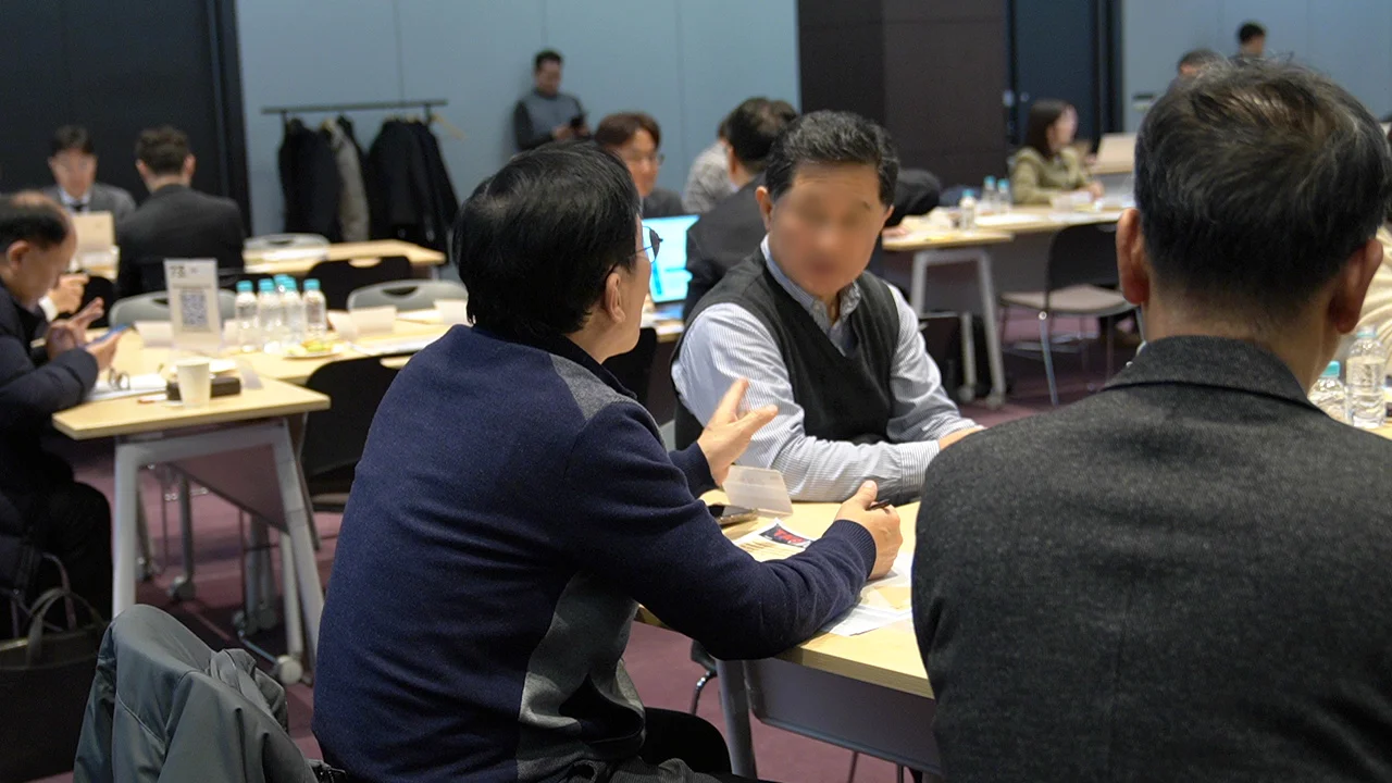 쉬는시간에 이야기를 나누는 두 남성 세무사