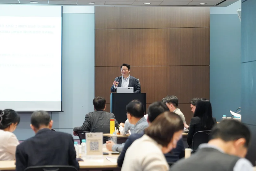 강우석 회계사의 TREND 예판을 먼거리에서 촬영한 사진