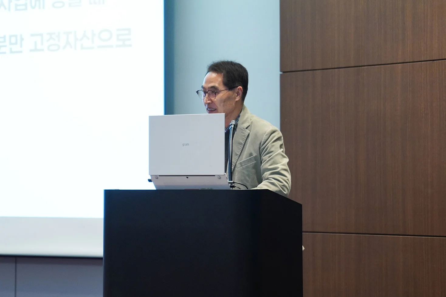 배택현세무사가 2부 Q&A를 진행중인 사진. 노트북으로 장표를 보면서 설명중이다.