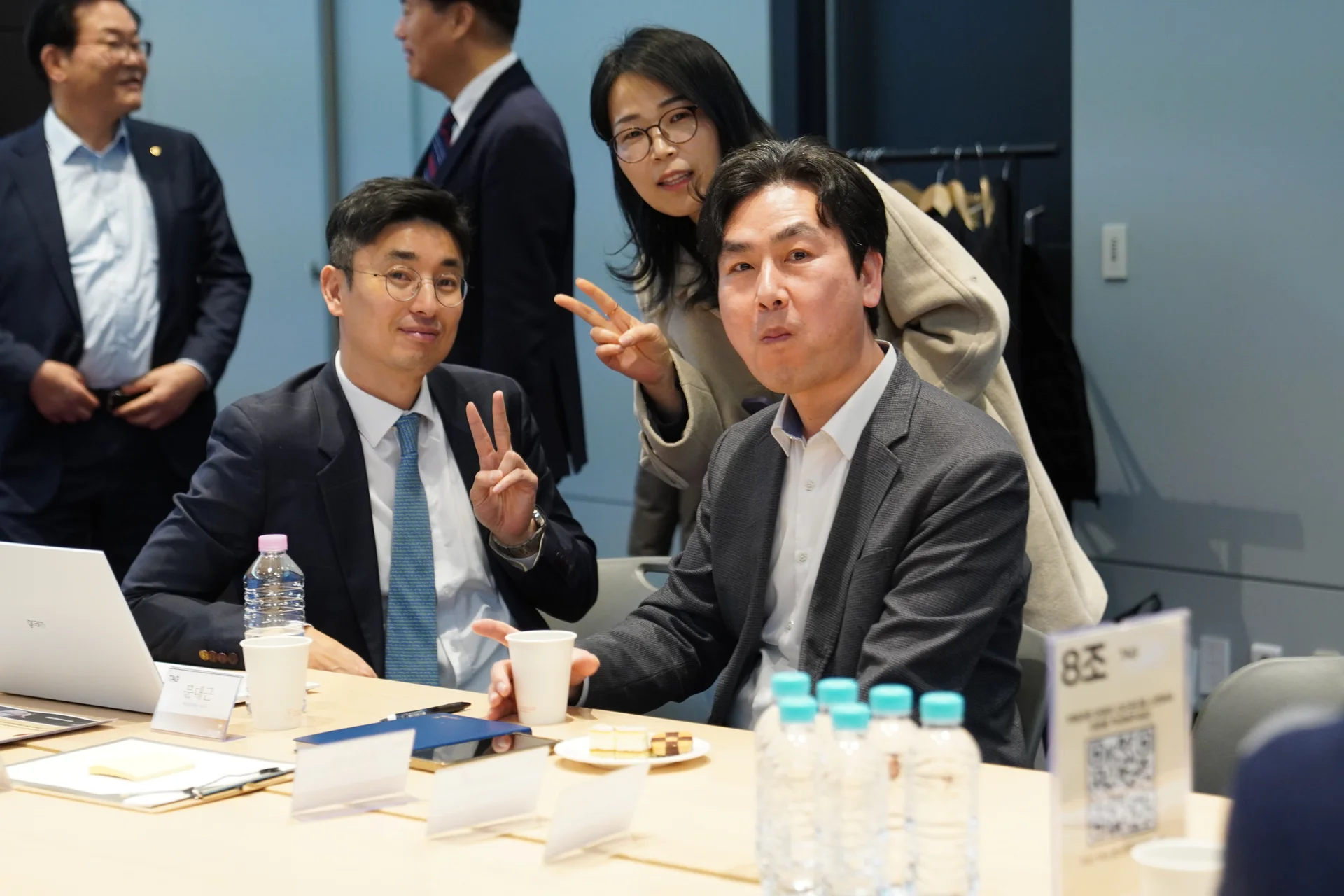 좌측부터 문대근세무사, 배현미세무사, 이도영위원을 촬영한사진. 문대근세무사와 배현미 세무사는 손으로 브이표시를 하며 장난스럽게 포즈를 취하고 있다.