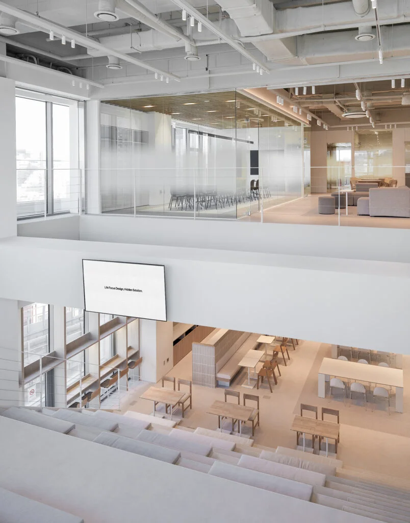 앳홈 오피스 복층 구조 전경, 1층 라운지와 상층 업무 공간이 함께 보이는 모습