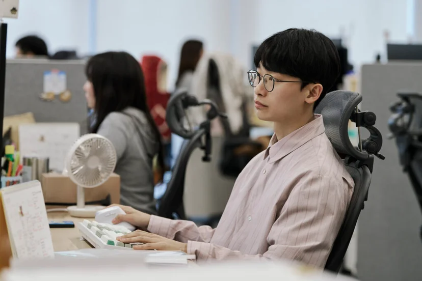 앳홈 SCM 팀원이 사무실에서 키보드를 타이핑하며 집중하는 모습