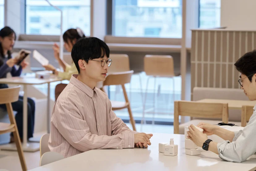 앳홈 SCM 팀원이 카페테리아에서 동료와 제품을 앞에 두고 대화하는 모습