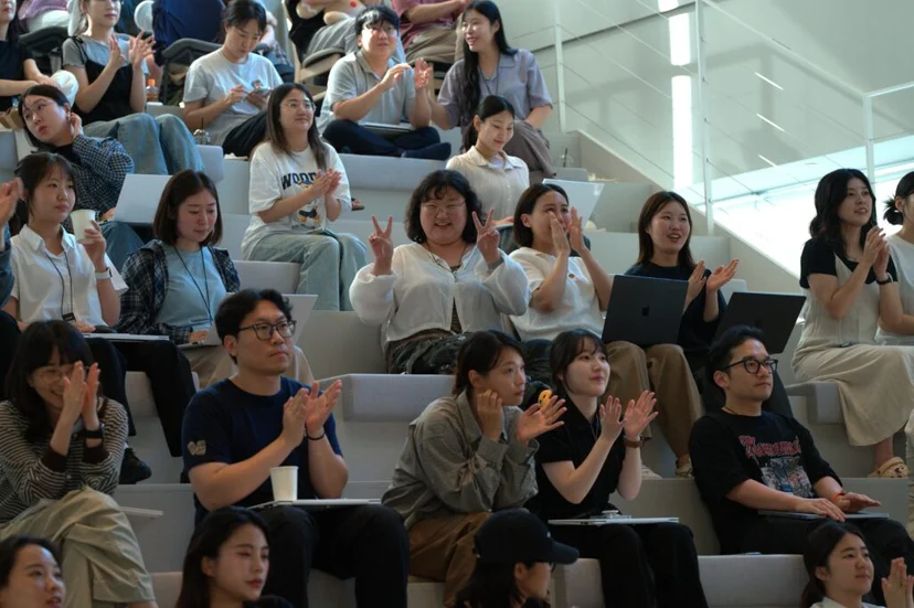 얼라이먼트 데이 행사에서 직원들이 박수치며 환호하는 모습