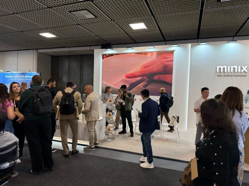 IFA 2025 전시장 미닉스 부스에 방문객들이 모여 있는 모습