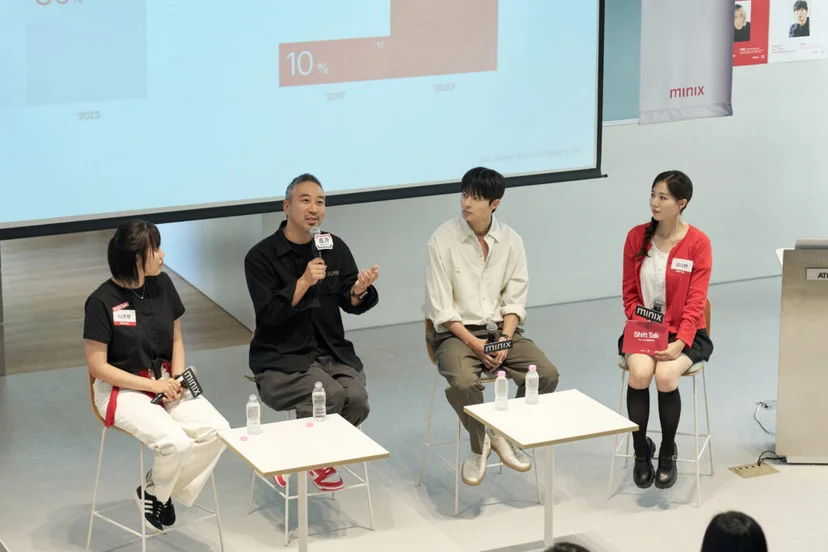 Shift Talk 토크쇼에서 패널 4명이 의자에 앉아 대화를 나누는 모습