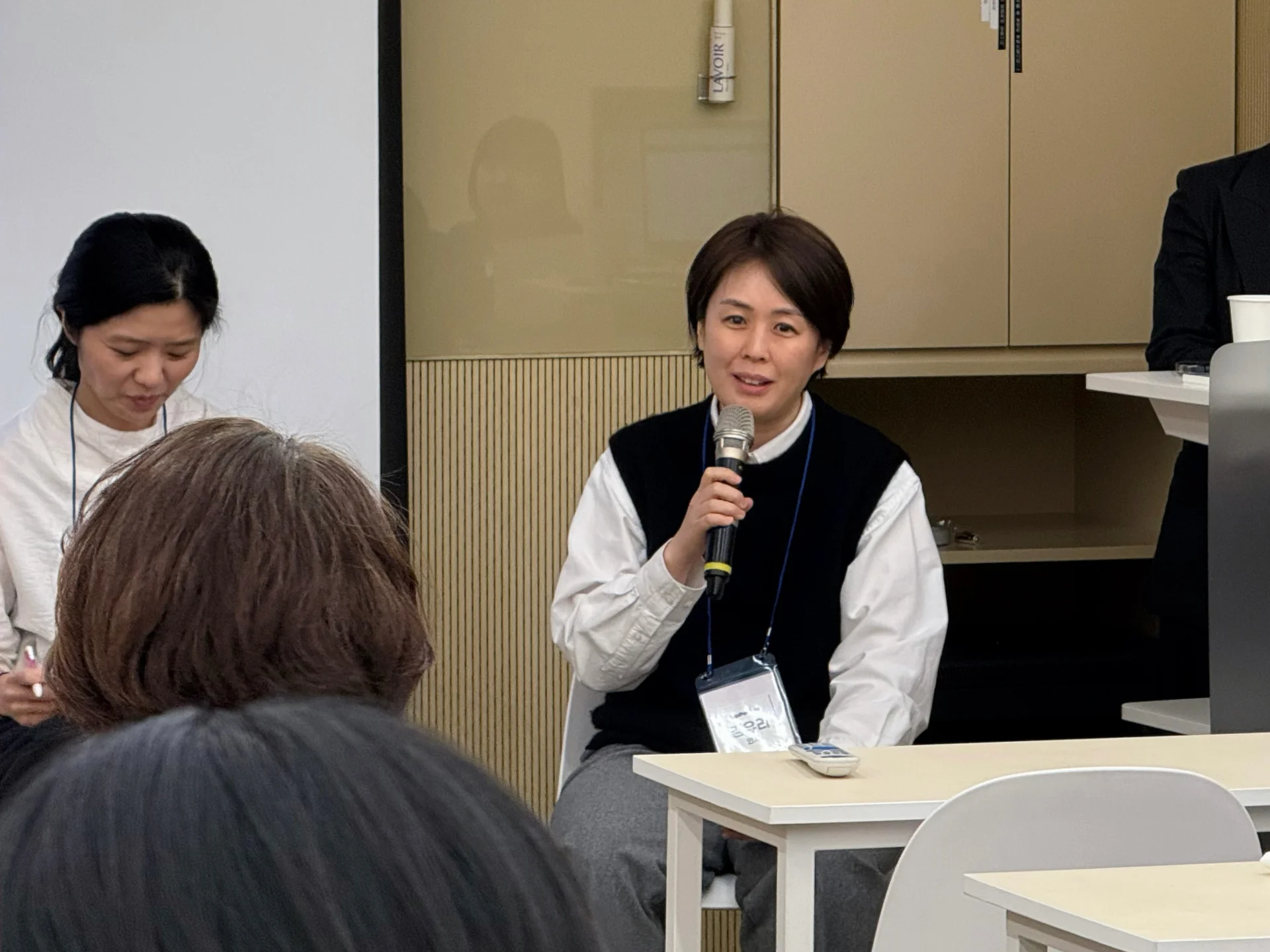 업피플 김유리 코치가 리더십 세미나 Q&A 세션에서 질문에 답변하고 있다.