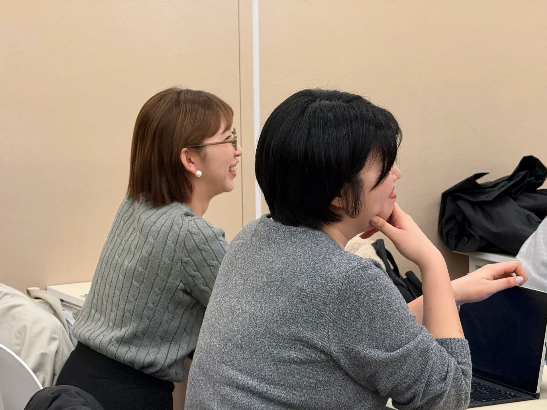 업피플 K-뷰티 리더십 세미나에서 네트워킹 세션에 참여 중인 두 참가자