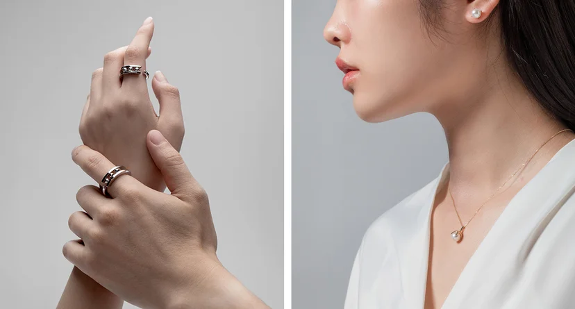 비티와이플러스가 작업한 두 주얼리 브랜드의 컨셉 대비 이미지. 왼쪽은 블랙과 실버의 고대비를 활용한 오원오(O ONE O')의 명상적이고 차가운 금속 연출컷이며, 오른쪽은 베이지와 골드 톤온톤 배색으로 따스한 살결의 온기를 표현한 에피테(EFITE)의 연출컷이다.