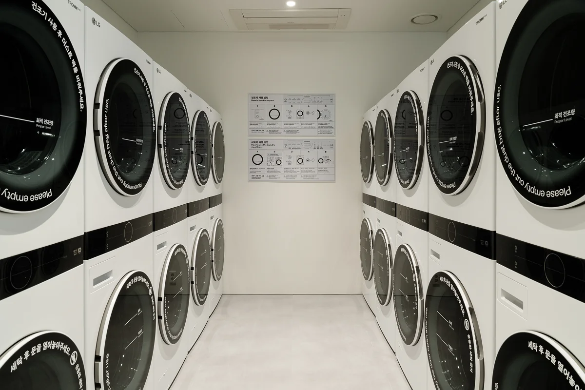 Mangrove laundry room — multiple large-capacity washers and dryers available to all residents. Free laundry facilities included, with dryer access — a rarity in standard Seoul apartments.