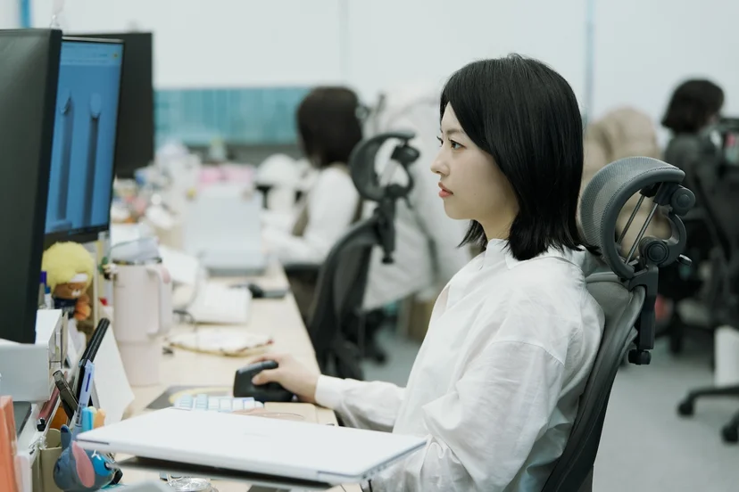 앳홈 마케터가 사무실에서 모니터를 바라보며 집중하는 모습