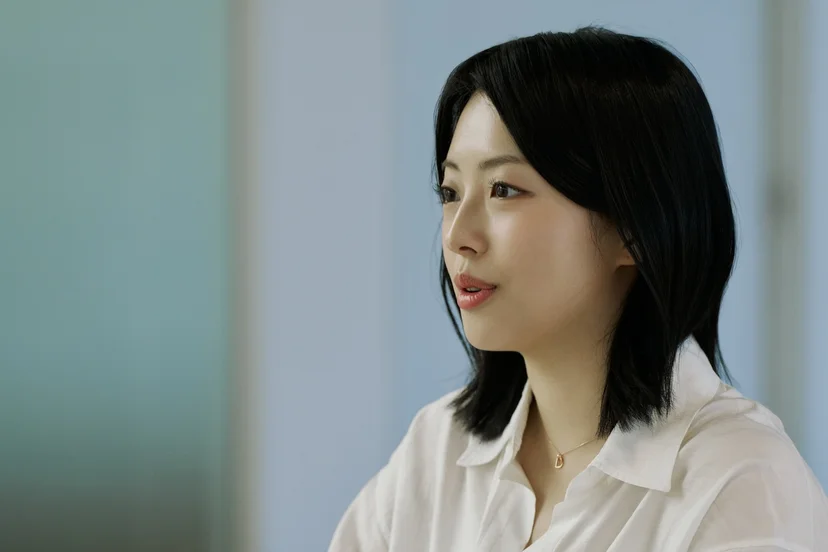 앳홈 마케팅 팀원이 측면을 바라보며 생각을 이야기하는 클로즈업 모습
