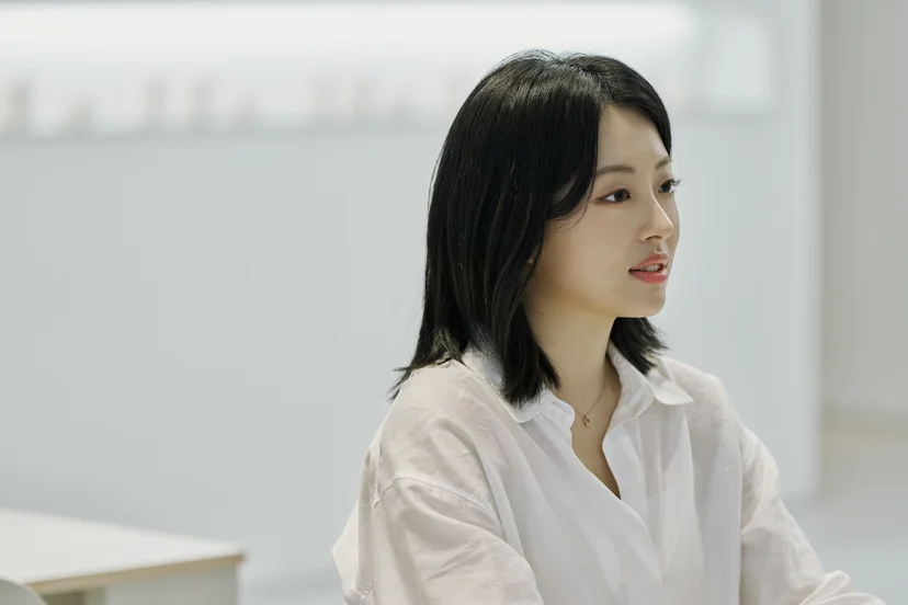 앳홈 마케팅 팀원이 밝은 공간에서 측면을 바라보며 이야기하는 모습