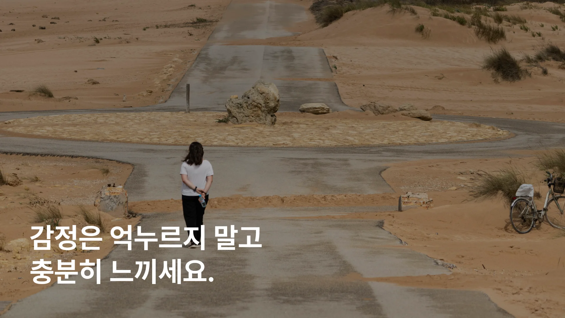 외도 후 용서와 이혼 사이에서 결정하기 전 고민하는 여성