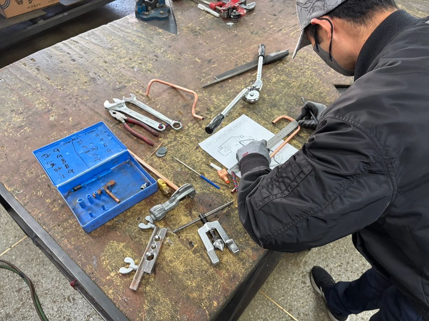 공조냉동기계기능사 실기 준비하는 모습