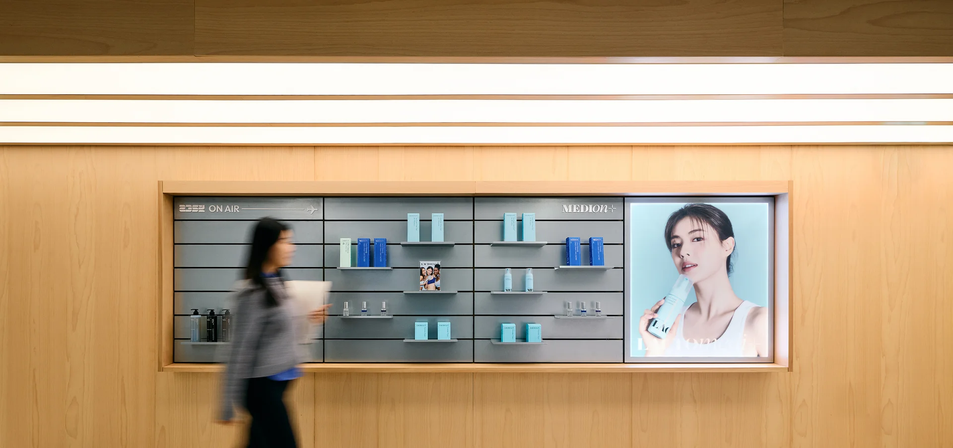 2359 신사옥, 자사 브랜드 제품이 전시되어 있다.