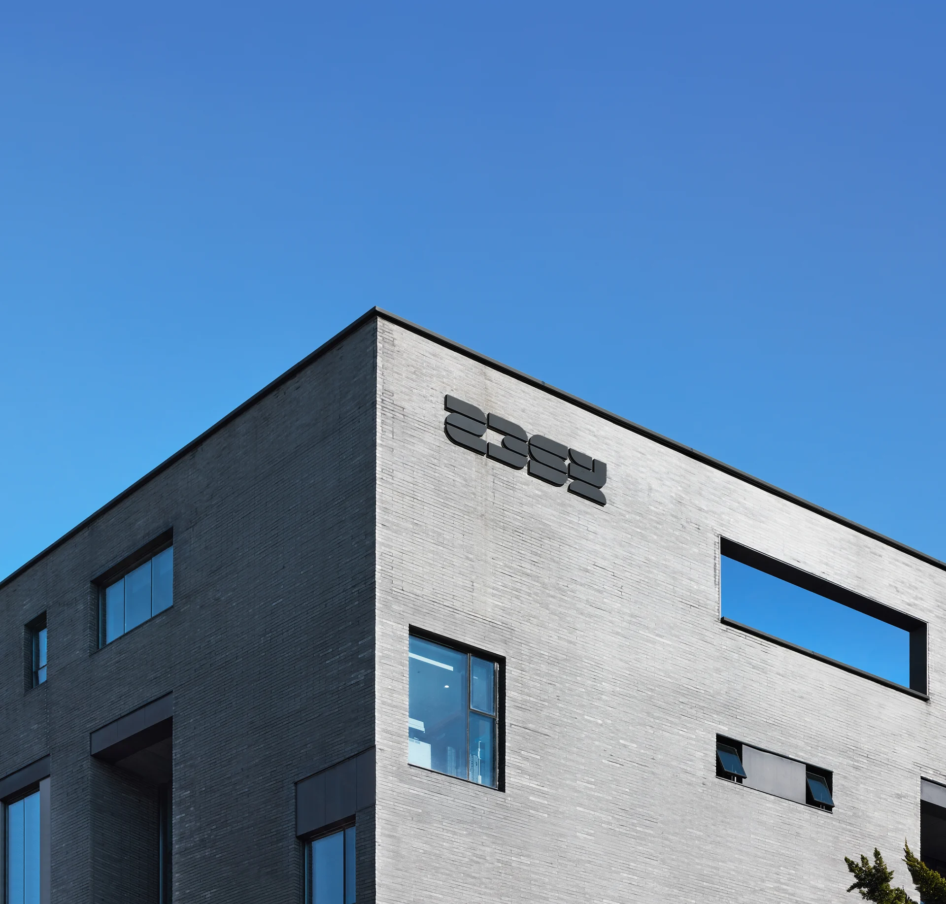 2359 신사옥 건물, 외벽 상단에 2359 명판이 걸려있다.