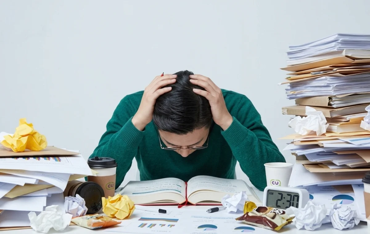 중간관리자 번아웃 조기 신호 3가지. 표정과 반응이 무뎌지는 경우, 팀원 이슈 개입이 줄어드는 경우, 초과근무와 휴가 미사용 패턴이 지속되는 경우