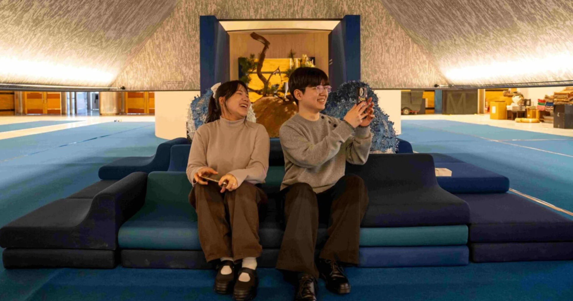 서울리빙디자인페어 전시회를 관람하고 있는 두 사람