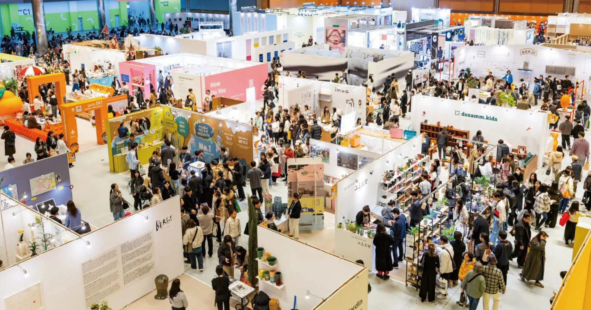 2025 서울리빙디자인페어 전경, 많은 사람이 박람회를 관람하고 있다