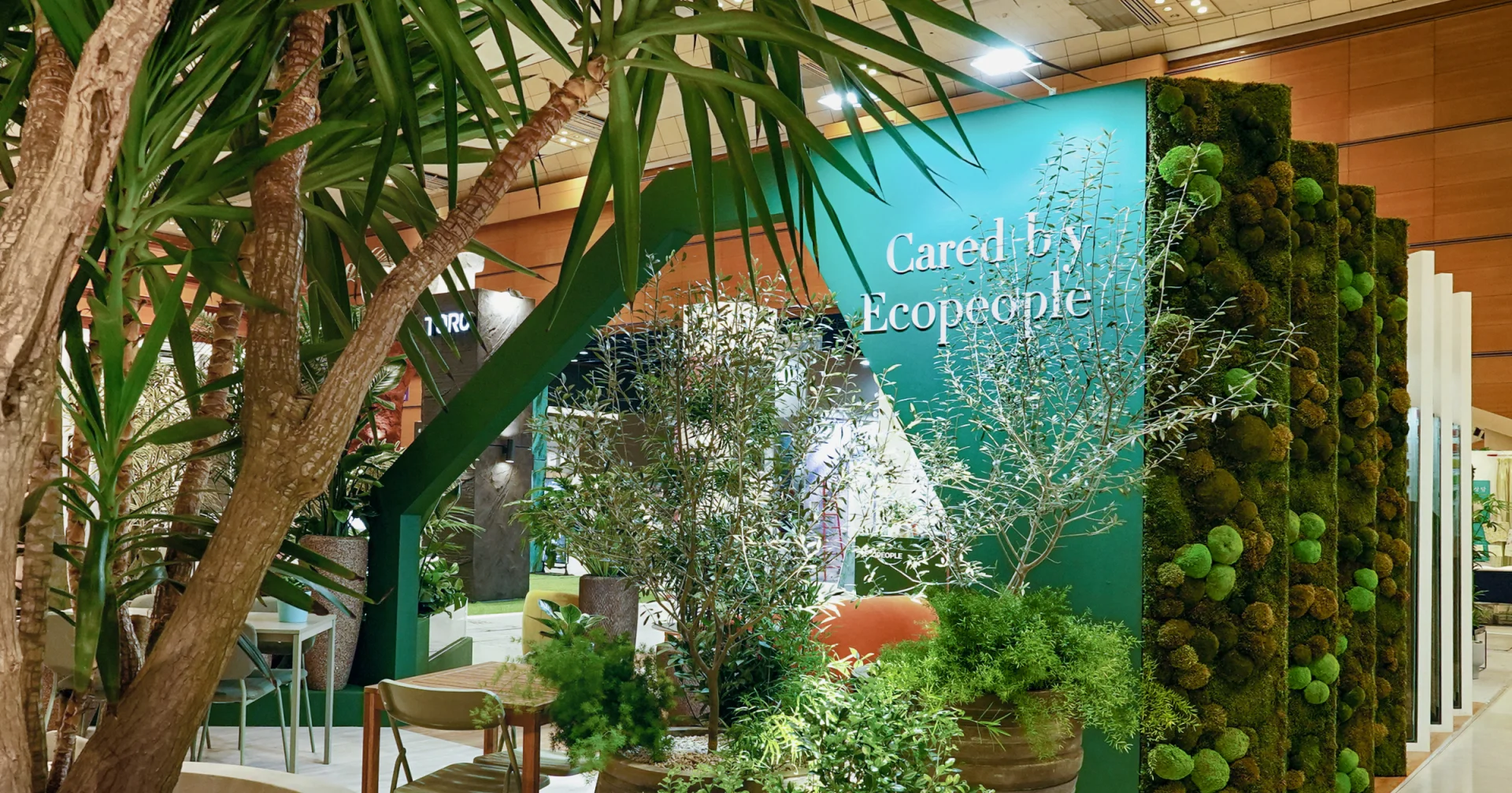 대형 관엽식물, 수경식물, 이끼 그린월로 꾸민 에코피플의 박람회 부스