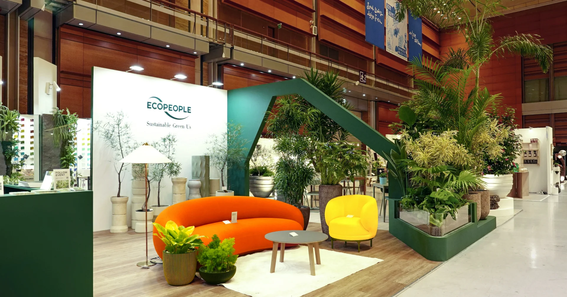수경식물 기반 플랜테리어로 꾸민 에코피플의 박람회 부스. 가운데 소파를 포인트로 식물이 전시장을 둘러싸고 있다.
