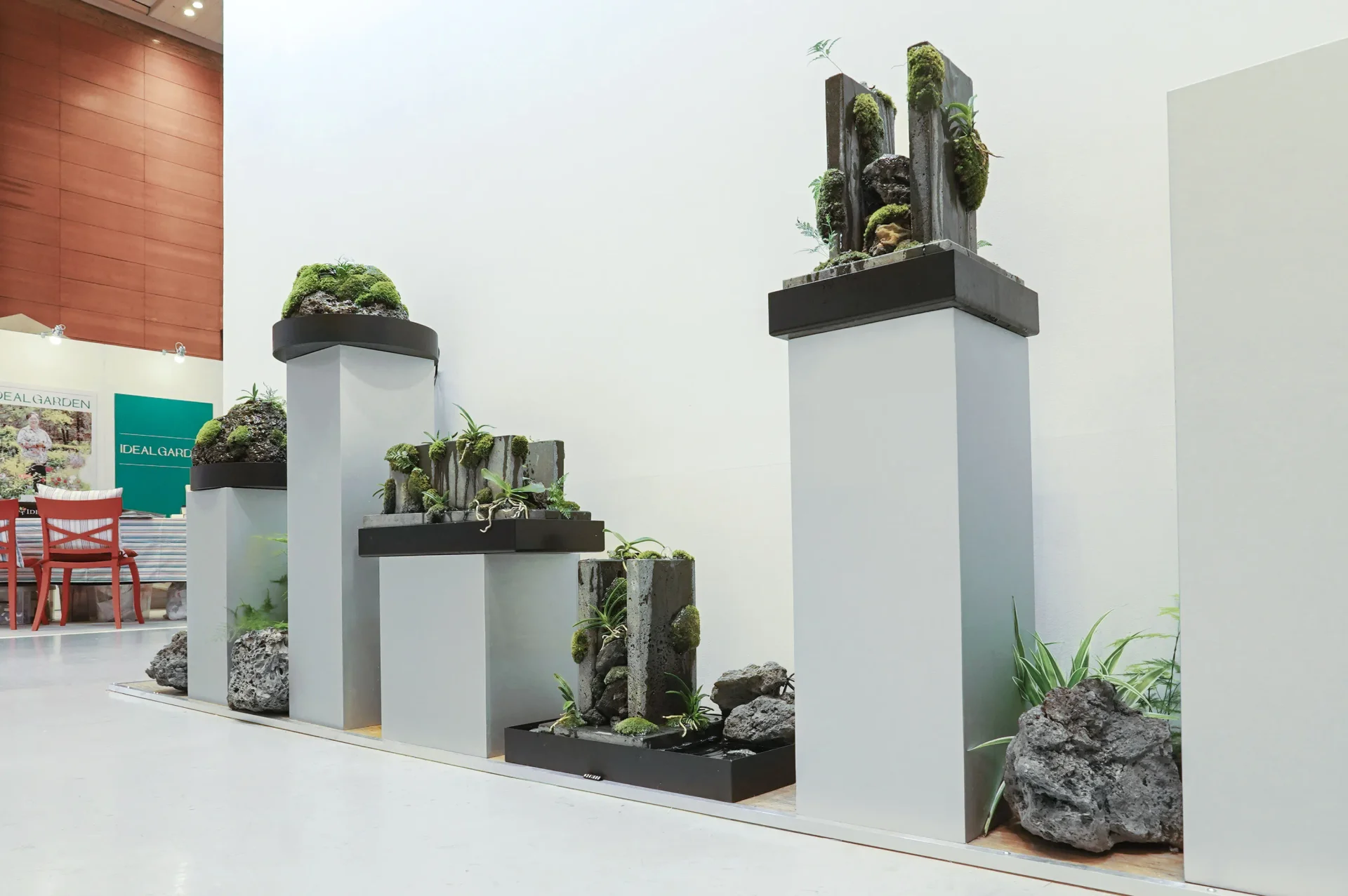 에코피플이 새롭게 제작한 신제품, 모스리움. 다양한 모양과 크기의 팔루다리움이 전시되어 있는 모습.