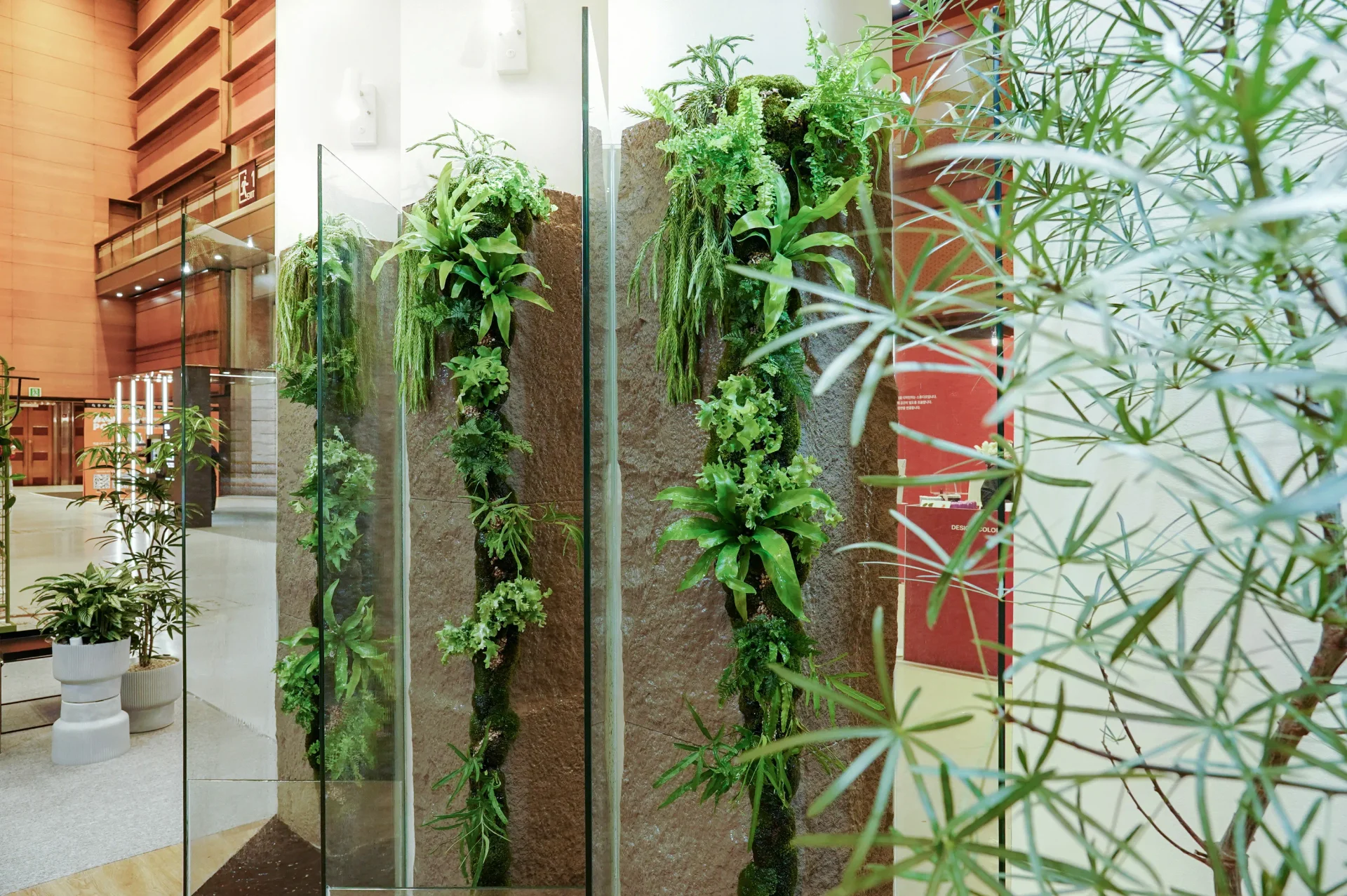 에코피플이 설치한 팔루다리움. 석재 패널에 이끼와 양치식물을 식재했고 그 위로 물이 흐르는 방식의 인테리어 오브제.