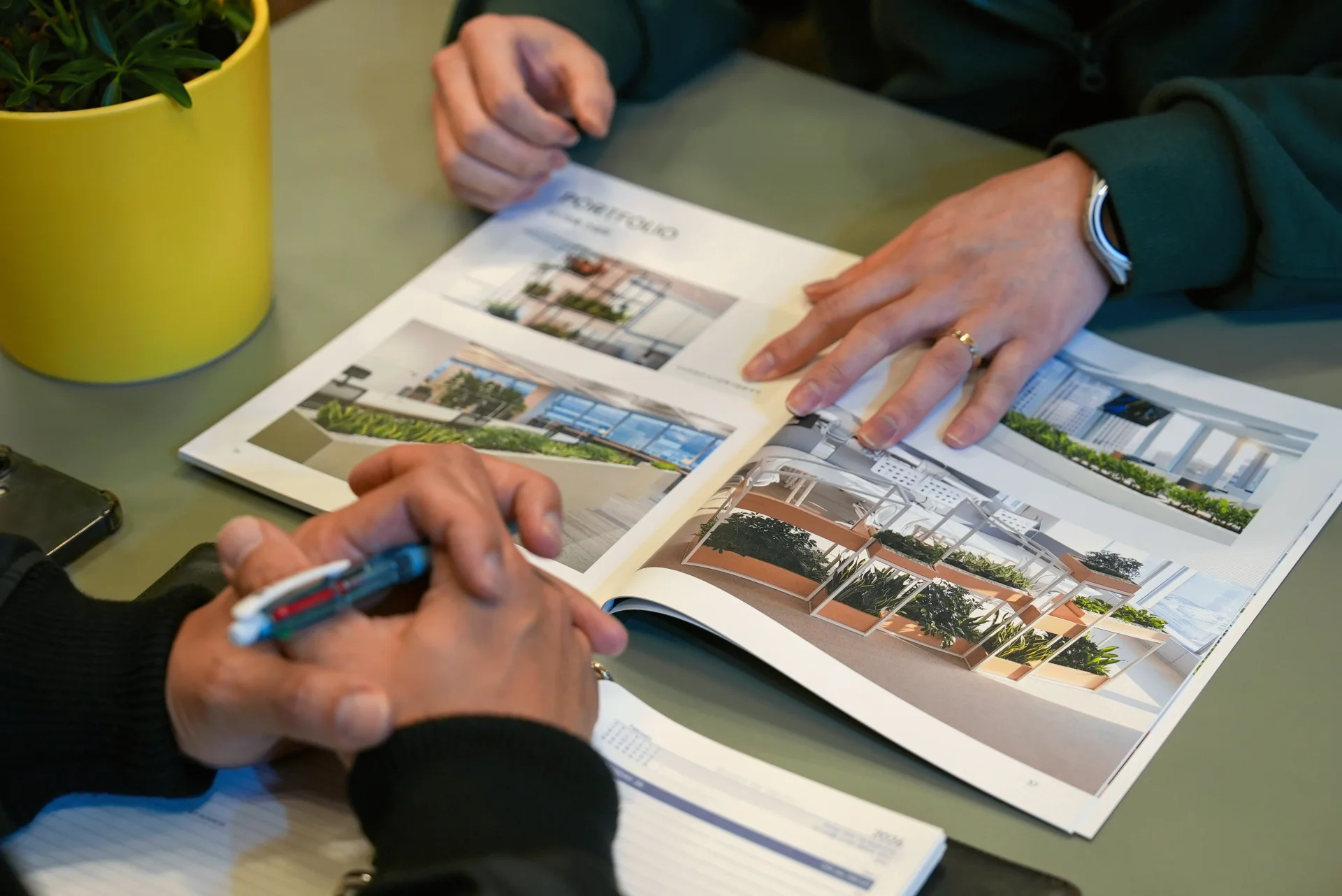 맞춤형 플랜테리어 컨설팅을 하는 모습. 에코피플의 지속가능한 플랜테리어 운영 모델을 설명하는 장면