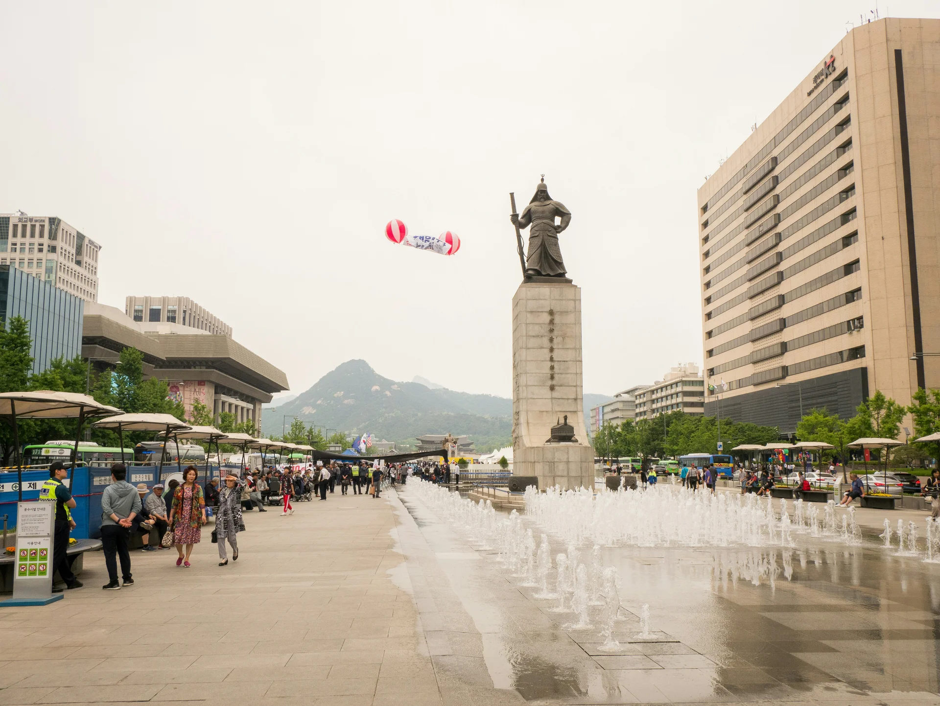 Gwanghwamun square