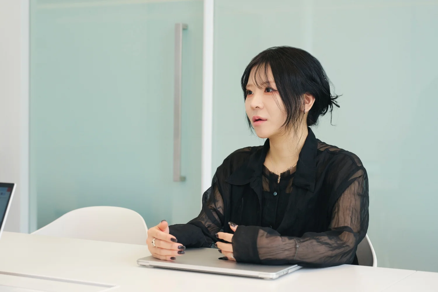 앳홈 팀원이 회의실에서 손을 모으고 인터뷰에 임하는 모습