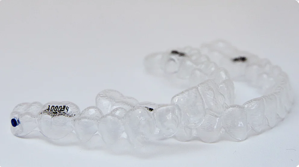 인비절라인 돌출입 교정을 진행하는 성인 환자의 투명교정 장치 예시