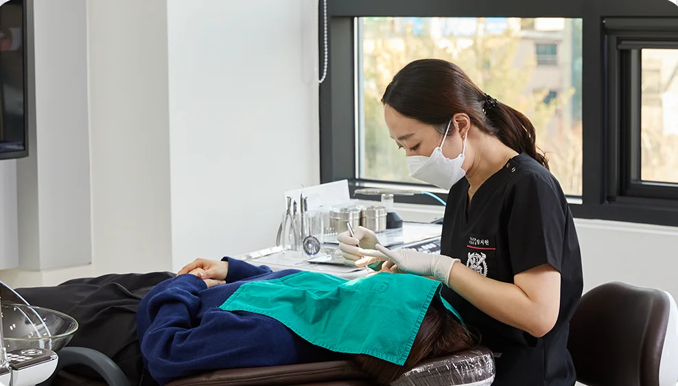 서울비디치과 서울대 출신 전문의가 판단하는 인비절라인 돌출입 교정에서 발치와 비발치 기준