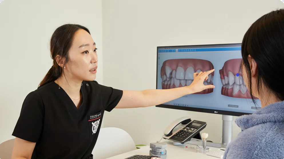 불당동 교정치과에서 교정과 전문의가 직접 진단하는 돌출입 교정 상담 장면
