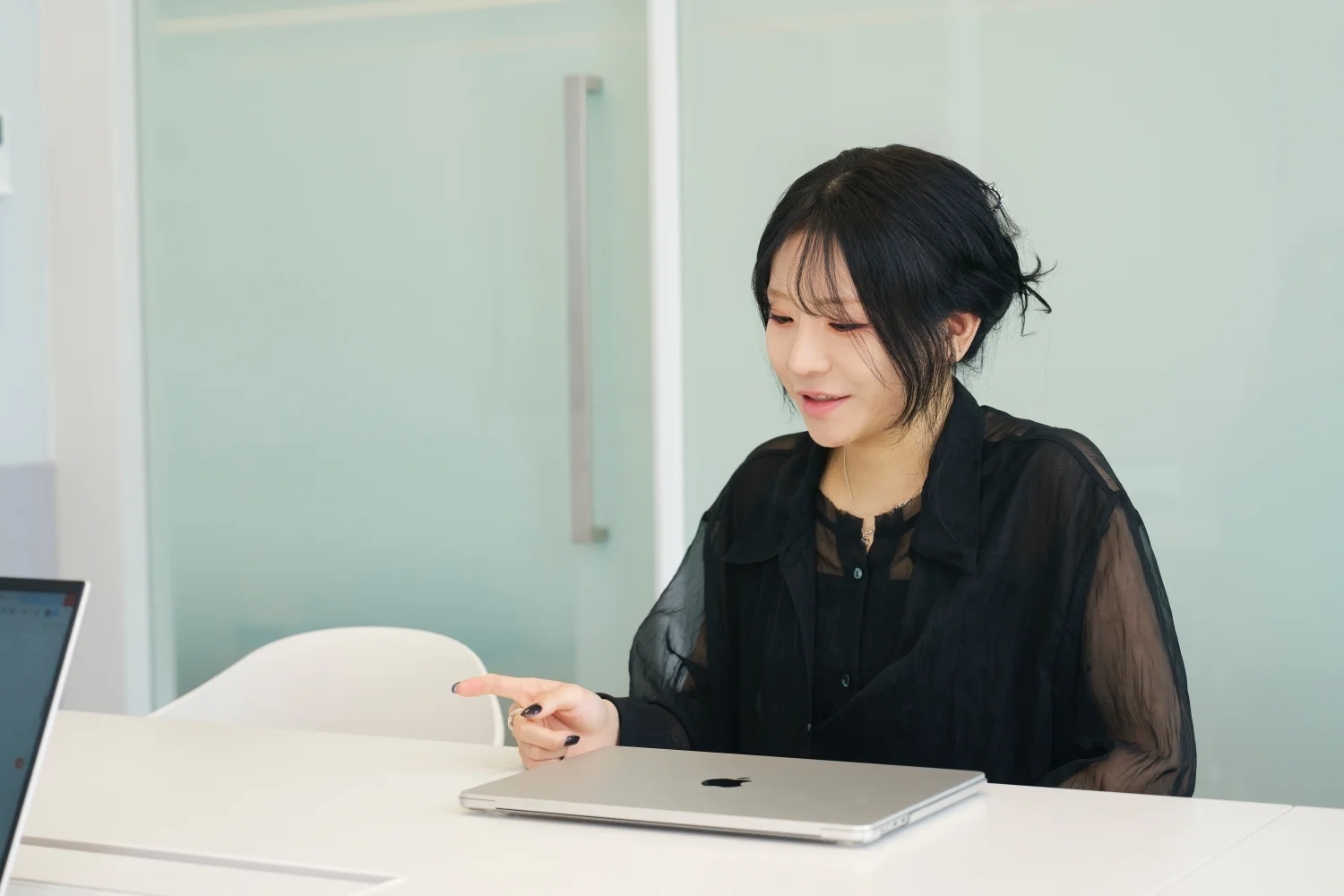 앳홈 팀원이 회의실에서 맥북을 앞에 두고 인터뷰에 응하는 모습
