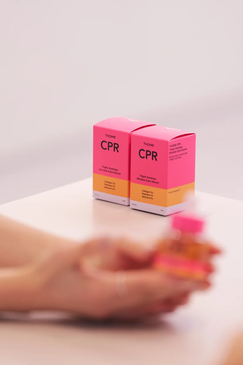 테이블 위에 나란히 놓인 THOME CPR 트리플 시너지 링클케어 세럼 두 박스