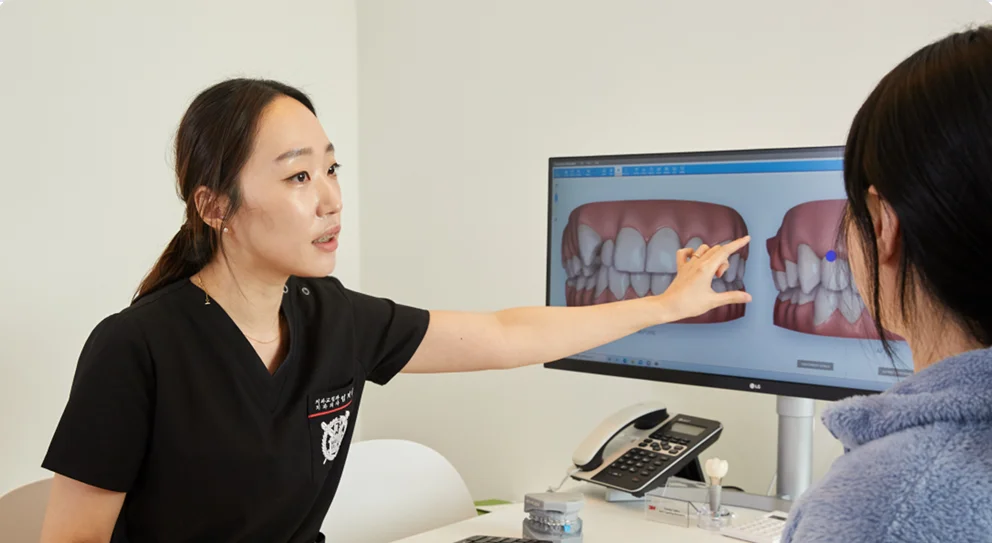 치아교정 부작용 예방을 위해 3D CT와 구강 스캔으로 정밀 진단하는 모습