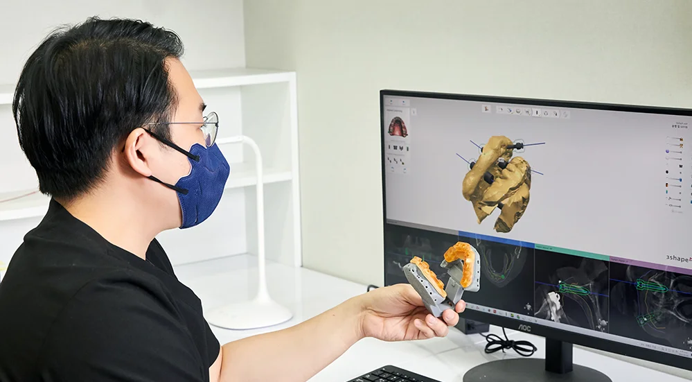 치아교정 부작용 예방을 위해 3D CT와 구강 스캔으로 진단하는 모습