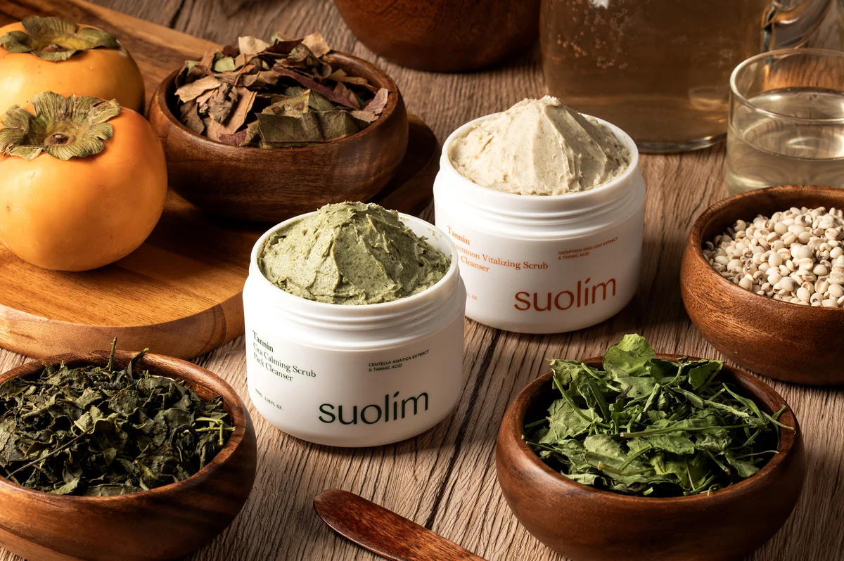 제품의 원물인 감, 감잎, 쑥 등 이 걸린 화장품 브랜드 '수올림' 스크럽팩 클렌저 2종 연출컷