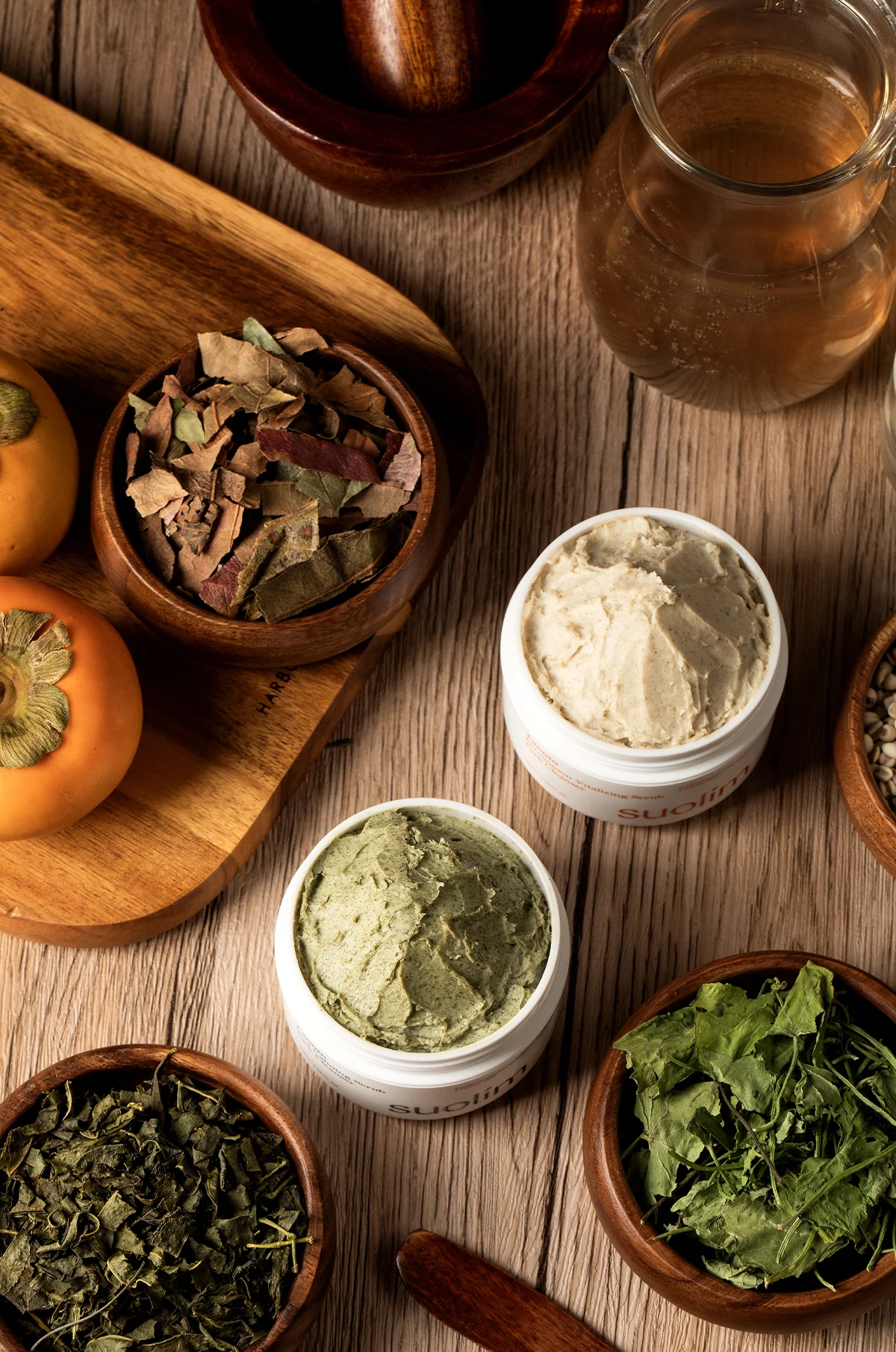 제품의 원물인 감, 감잎, 쑥 등 이 걸린 화장품 브랜드 '수올림' 스크럽팩 클렌저 2종 연출컷