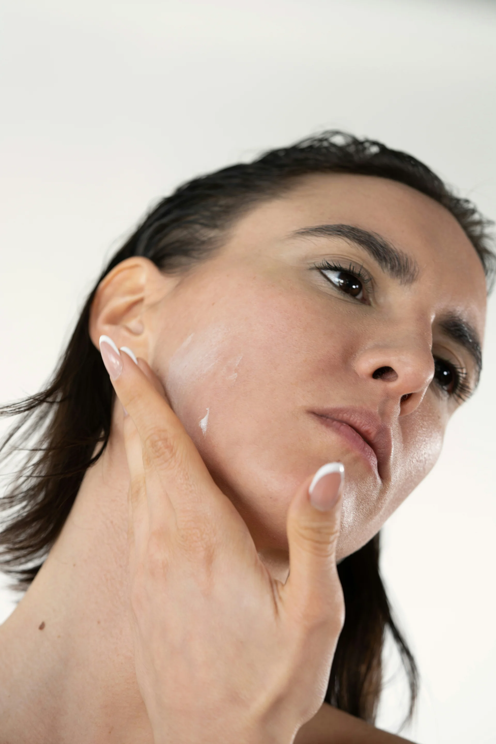 피부과 시술 전 스킨케어중인 여성