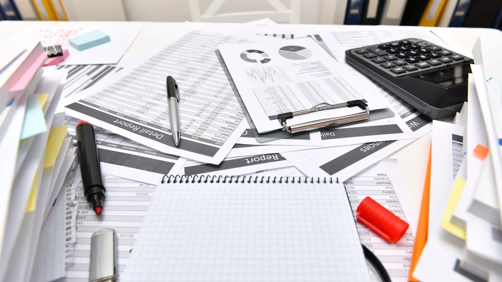 수기 회계 장부 관리 및 복잡한 서류 정리로 인한 경리 업무 효율성 저하 사례