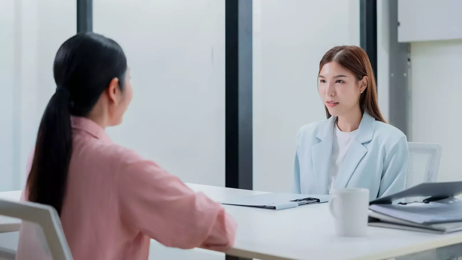 중소기업 경리 직원 채용을 위한 신규 인력 면접 및 업무 역량 검토 장면