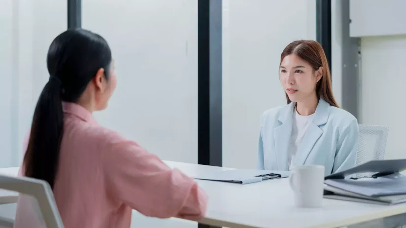 중소기업 경리 직원 채용을 위한 신규 인력 면접 및 업무 역량 검토 장면