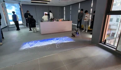 입구 전면에 설치된 바닥 인터랙티브 콘텐츠