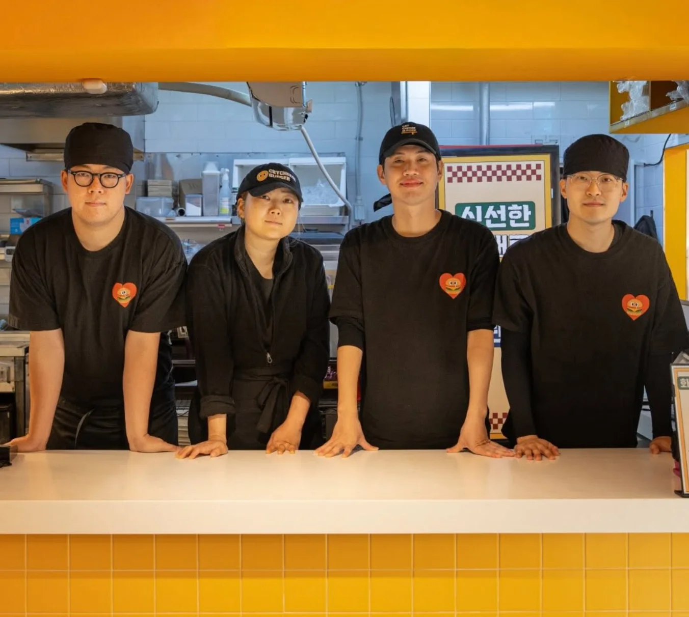 크라이치즈버거 직원들의 모습