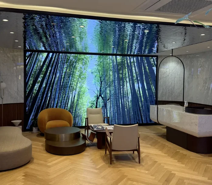 LED 전광판 가격과 비용 구조를 결정하는 실제 시공 현장 – JDKAT 하나은행 압구정 PB 지점 LED 디스플레이 7200×2025mm 설치 완료 전경